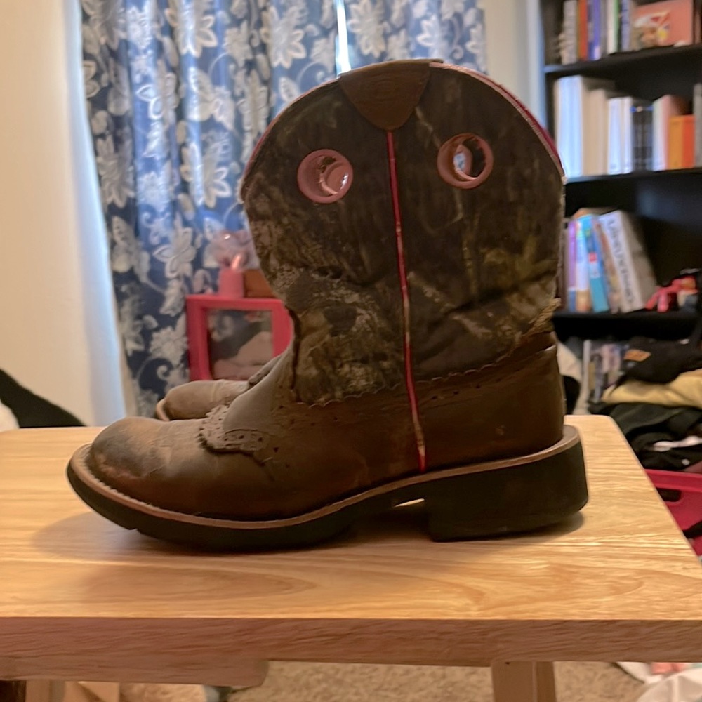 They are in great condition, barely worn, cowgirl boots, hard toe area